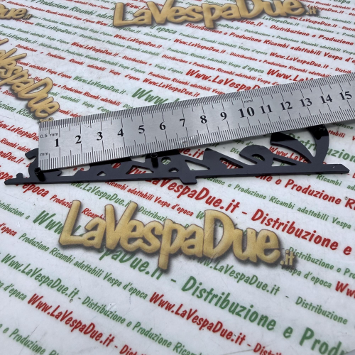 Targhetta scritta anteriore blu notte per VESPA S. SPRINT VLB1T 52001> VLB2T 50001> in alluminio anodizzato con 3 pioli di fissaggio interasse 53 81 mm prodotto italiano scritta 