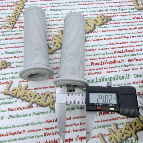 Coppia manopole grigie puntinate diametro mm 24 per VESPA 50 N L 90 SS 125 VNB1T VNB2T VNA1T VNA2T VMA1T 150 VL3T r.o. 028151