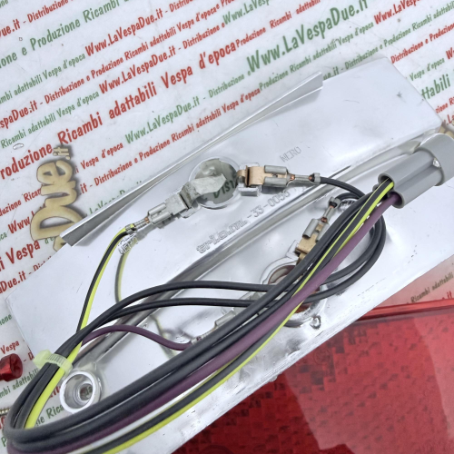 Fanalino posteriore TRIOM  per VESPA 125 150 200 COSA 2  dal 1991 al 1997 r.o 252052
