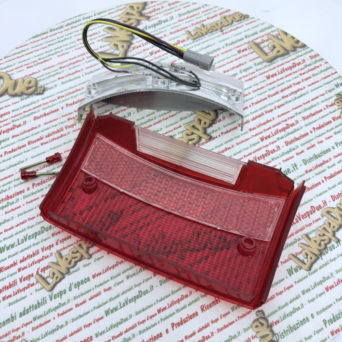 Fanalino posteriore TRIOM  per VESPA 125 150 200 COSA 2  dal 1991 al 1997 r.o 252052