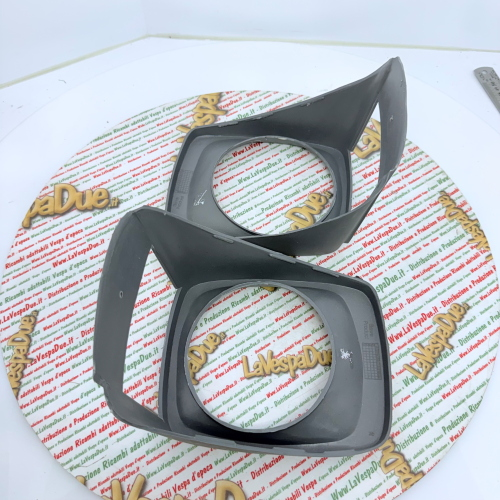 Coppia maschera sede proiettori porta faro destro e sinistro APE 220 MP P 501 P 601 400 CLASSIC r.o. 119692 1821535 155213 182153 616901 119725 1821525 155212 182152 616900 kit set 