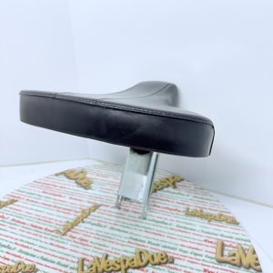 Sella con staffa rettangolare per PIAGGIO 50 CIAO originale PIAGGIO fondo di magazzino con asole per la regolazione in altezza con fori gancio porta borsa o casco
