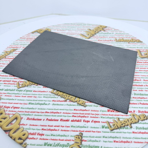 Foglio materia prima M0138 235 x 335 x 1.6 mm composto da un nucleo di acciaio dentellato e da un materiale morbido senza amianto contenente fibre termoresistenti, grafite ed elastomeri leganti applicati VESPA APE LAMBRETTA MOTO e AUTO d'epoca