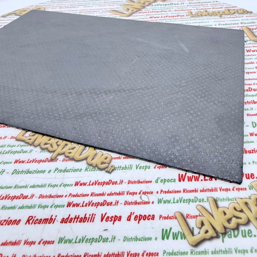 Foglio materia prima M0138 235 x 335 x 1.6 mm composto da un nucleo di acciaio dentellato e da un materiale morbido senza amianto contenente fibre termoresistenti, grafite ed elastomeri leganti applicati VESPA APE LAMBRETTA MOTO e AUTO d'epoca