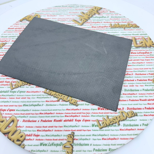 Foglio materia prima M0138 235 x 335 x 1.6 mm composto da un nucleo di acciaio dentellato e da un materiale morbido senza amianto contenente fibre termoresistenti, grafite ed elastomeri leganti applicati VESPA APE LAMBRETTA MOTO e AUTO d'epoca