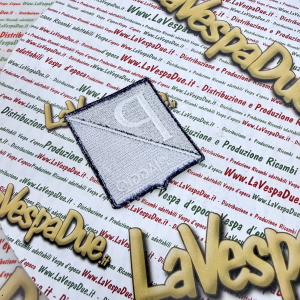 Toppa ricamata VESPA scudetto PIAGGIO insegna in miniatura r.o. 610058M circa 81 x 68 mm da applicare su giacche maglie o accessori