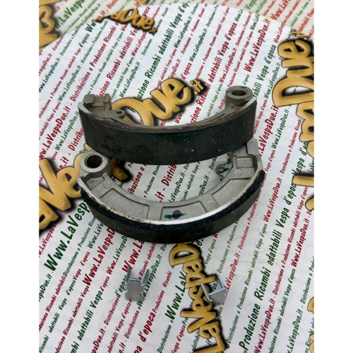 Ganasce freno anteriore o posteriore VESPA 50 90 125 150 180 200 SPECIAL SS V FL2 HP PK XL S TS GT GTR SPRINT VELOCE RALLY GL PX PE ARCOBALENO 160 GS 180 SS r.o. 4144504 246409 072339 2464094 2454095 180200 061034