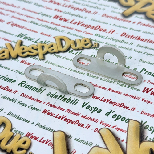 Par de placas para reforzar los soportes superiores del reposapiés. Ojal Vespa NLR Special Primavera ET3 PK S XL Rush HP 50 90 125 en acero.