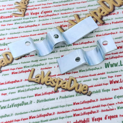 Coppia staffe per cavalletto 22 mm per VESPA 80 125 150 200 PX PE T5 ARCOBALENO ponticello destro e sinistro con trattamento di zincatura