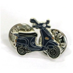 Emaille-Brosche „VESPA ET4 125 BLAU"