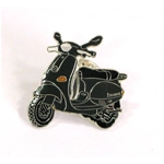 Emaille-Anstecknadel „VESPA ET4 50 GRAU"
