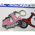 Llavero de silicona rosa con forma de Vespa con faro bajo.