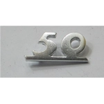 Inscription « 50 » en aluminium sur la face avant de la Vespa 50 Special, première série (1969-1972), référence 610288M.