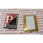 Emblema de resina sobre base de latón rojo y negro para VESPA, de 38x48 mm.