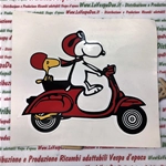 Adesivo rosso " SNOOPY IN VESPA " a destra per VESPA APE LAMBRETTA ecc. .................