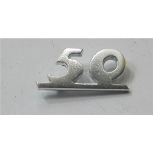 Inscription « 50 » en aluminium sur la face avant de la Vespa 50 Special, première série (1969-1972), référence 610288M.