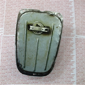 Petit réservoir d'essence pour Vespa 50 N (à partir du châssis V5A1T 70239), 50 S (à partir du châssis V5SA1T 11764) et 90 (à partir du châssis V9A1T 19974), petit cache de porte de carrosserie (première série).