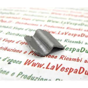 Crochet de fixation latérale pour plaque arrière pour Vespa 98, 125 et 150 de 1946 à 1958 (V1T, V15T, V98T, V30T, V33T, VM1T, VM2T, VN1T, VN2T, VU1T)