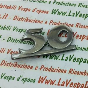 Placa frontal con la inscripción 50 en aluminio pulido para VESPA 50 SPECIAL primera serie de 1969 a 1972. Producto italiano en fundición ro 123671.