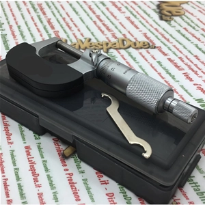 Micrómetro de acero inoxidable para comprobar espesores de 0 mm a 25 mm.