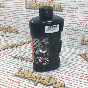 Aceite lubricante sintético ENI i-Ride RACING 2T con fórmula sintética de alta calidad para motores de 2 tiempos, apto para scooters, ciclomotores, Vespa, Ape, Lambretta y diversas motocicletas. Envase de 1 litro.