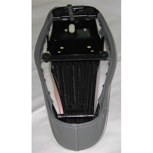 Asiento con joroba gris y borde blanco para VESPA 50 90 NLR SPECIAL