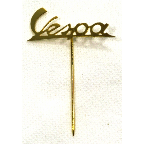 Insignia dorada de VESPA con emblema de faro bajo en aleación de metal ro 610011M, de aproximadamente 34 mm de largo.