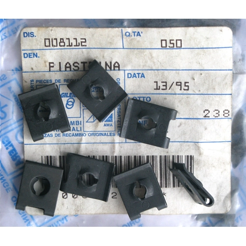 Placa elástica de 15,5 x 12 para tornillo autorroscante de Ø 4,8 mm para fijar la tapa del motor y la cubierta del ventilador de VESPA 50 90 125 PK APE ET3 PRIMAVERA. 1 pieza. Referencia: CM017413 008112
