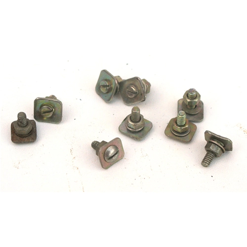 Eine Schraube zur Befestigung der Zierleisten am Kotflügel der Seitenverkleidungen der VESPA 125 VNB VNC VNL SPRINT 150 VBB VBC VLA GL VLB 160 GS 180 SS