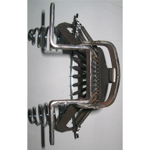 Estructura desnuda del asiento trasero del pasajero para una Vespa de los años 50.