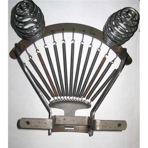 Estructura desnuda del asiento trasero del pasajero para una Vespa de los años 50.
