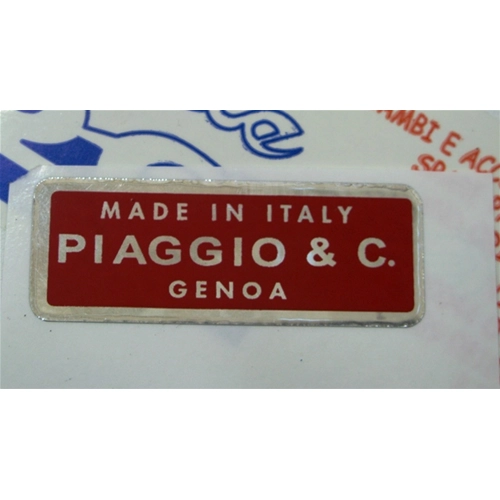 Autocollant rouge sur tôle d'aluminium brillante « PIAGGIO MADE in ITALY » pour VESPA