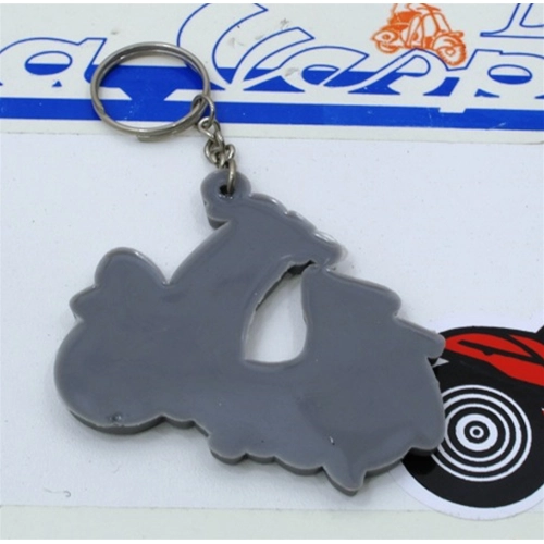 Llavero de silicona rosa con forma de Vespa con faro bajo.
