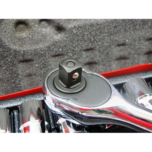 Jeu de 26 clés à cliquet en acier avec douilles et accessoires variés pour VESPA 50, 90, 125, 150, 160, 180 et 200.