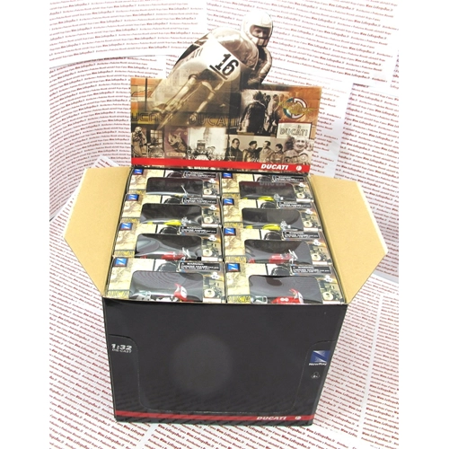Coffret de 24 modèles DUCATI HISTORIQUES, dont 12 modèles DUCATI originaux à l'échelle 1:32.