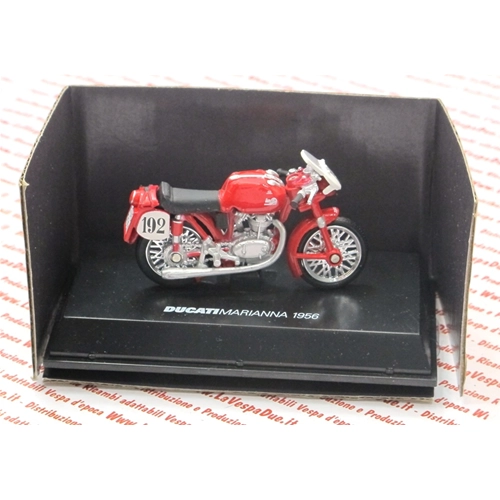 Coffret de 24 modèles DUCATI HISTORIQUES, dont 12 modèles DUCATI originaux à l'échelle 1:32.