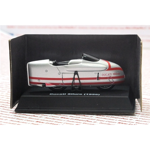 Coffret de 24 modèles DUCATI HISTORIQUES, dont 12 modèles DUCATI originaux à l'échelle 1:32.