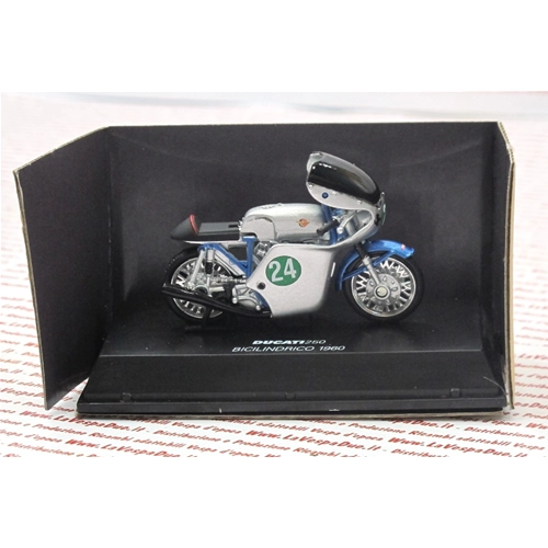 Coffret de 24 modèles DUCATI HISTORIQUES, dont 12 modèles DUCATI originaux à l'échelle 1:32.