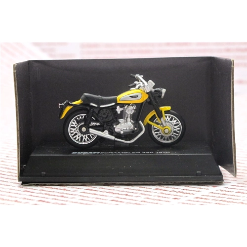 Coffret de 24 modèles DUCATI HISTORIQUES, dont 12 modèles DUCATI originaux à l'échelle 1:32.