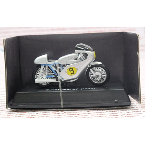 Coffret de 24 modèles DUCATI HISTORIQUES, dont 12 modèles DUCATI originaux à l'échelle 1:32.