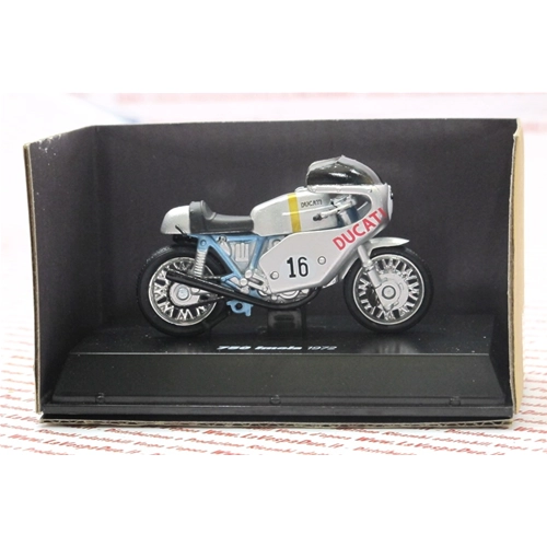 Coffret de 24 modèles DUCATI HISTORIQUES, dont 12 modèles DUCATI originaux à l'échelle 1:32.