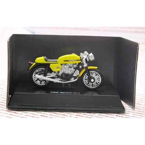 Coffret de 24 modèles DUCATI HISTORIQUES, dont 12 modèles DUCATI originaux à l'échelle 1:32.
