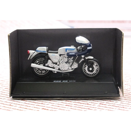 Coffret de 24 modèles DUCATI HISTORIQUES, dont 12 modèles DUCATI originaux à l'échelle 1:32.