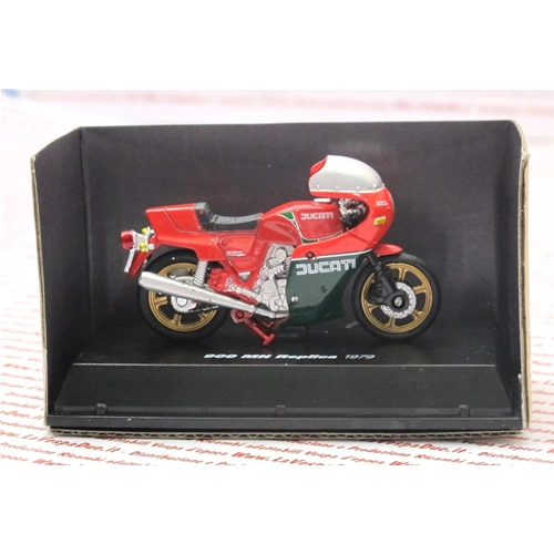 Coffret de 24 modèles DUCATI HISTORIQUES, dont 12 modèles DUCATI originaux à l'échelle 1:32.