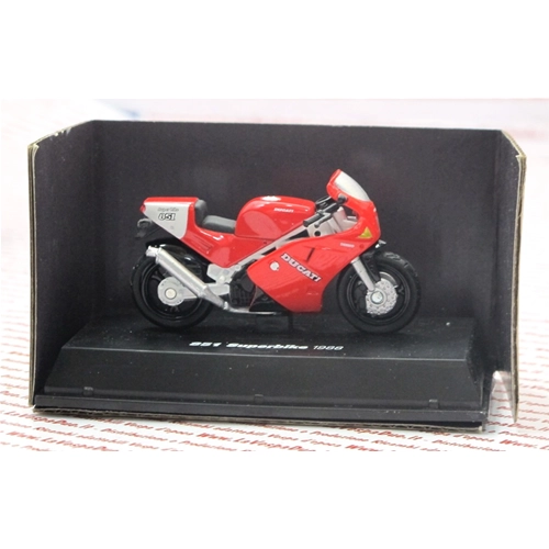 Coffret de 24 modèles DUCATI HISTORIQUES, dont 12 modèles DUCATI originaux à l'échelle 1:32.