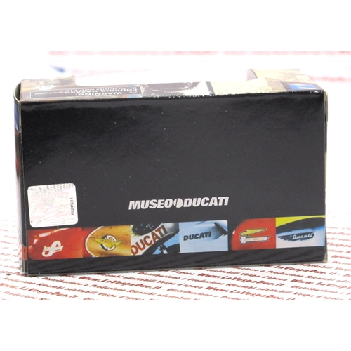 Coffret de 24 modèles DUCATI HISTORIQUES, dont 12 modèles DUCATI originaux à l'échelle 1:32.