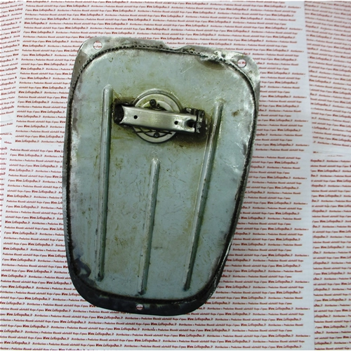 Petit réservoir d'essence pour Vespa 50 N (à partir du châssis V5A1T 70239), 50 S (à partir du châssis V5SA1T 11764) et 90 (à partir du châssis V9A1T 19974), petit cache de porte de carrosserie (première série).