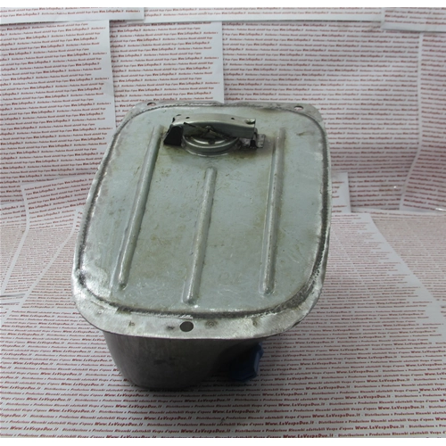Petit réservoir d'essence pour Vespa 50 N (à partir du châssis V5A1T 70239), 50 S (à partir du châssis V5SA1T 11764) et 90 (à partir du châssis V9A1T 19974), petit cache de porte de carrosserie (première série).