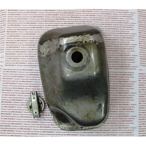 Petit réservoir d'essence pour Vespa 50 N (à partir du châssis V5A1T 70239), 50 S (à partir du châssis V5SA1T 11764) et 90 (à partir du châssis V9A1T 19974), petit cache de porte de carrosserie (première série).