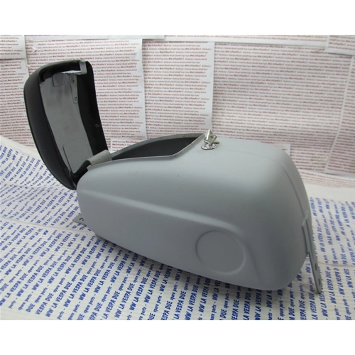 Coffre à outils avec porte-outils, coussin et serrure inclus, pour Vespa 50 SS / 90SS 2e série / à partir du cadre 4544 et V5SS1T diesel à partir du cadre 1842 avec rainure.